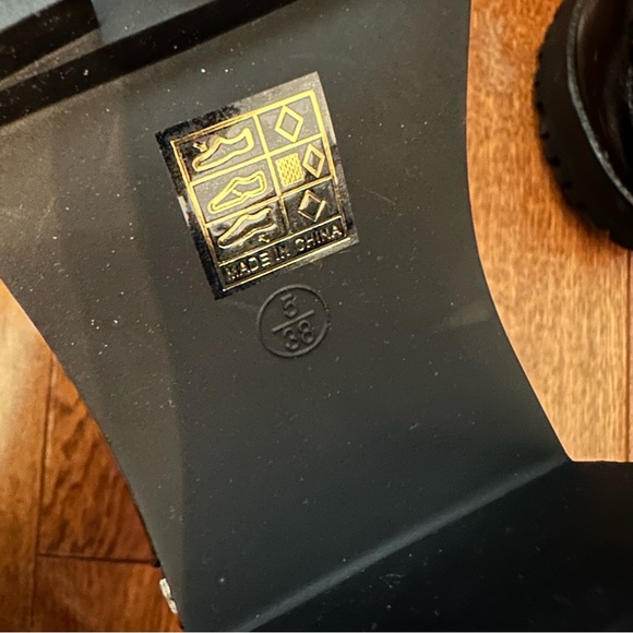 Shiny heeled booties - Picture 5 of 12